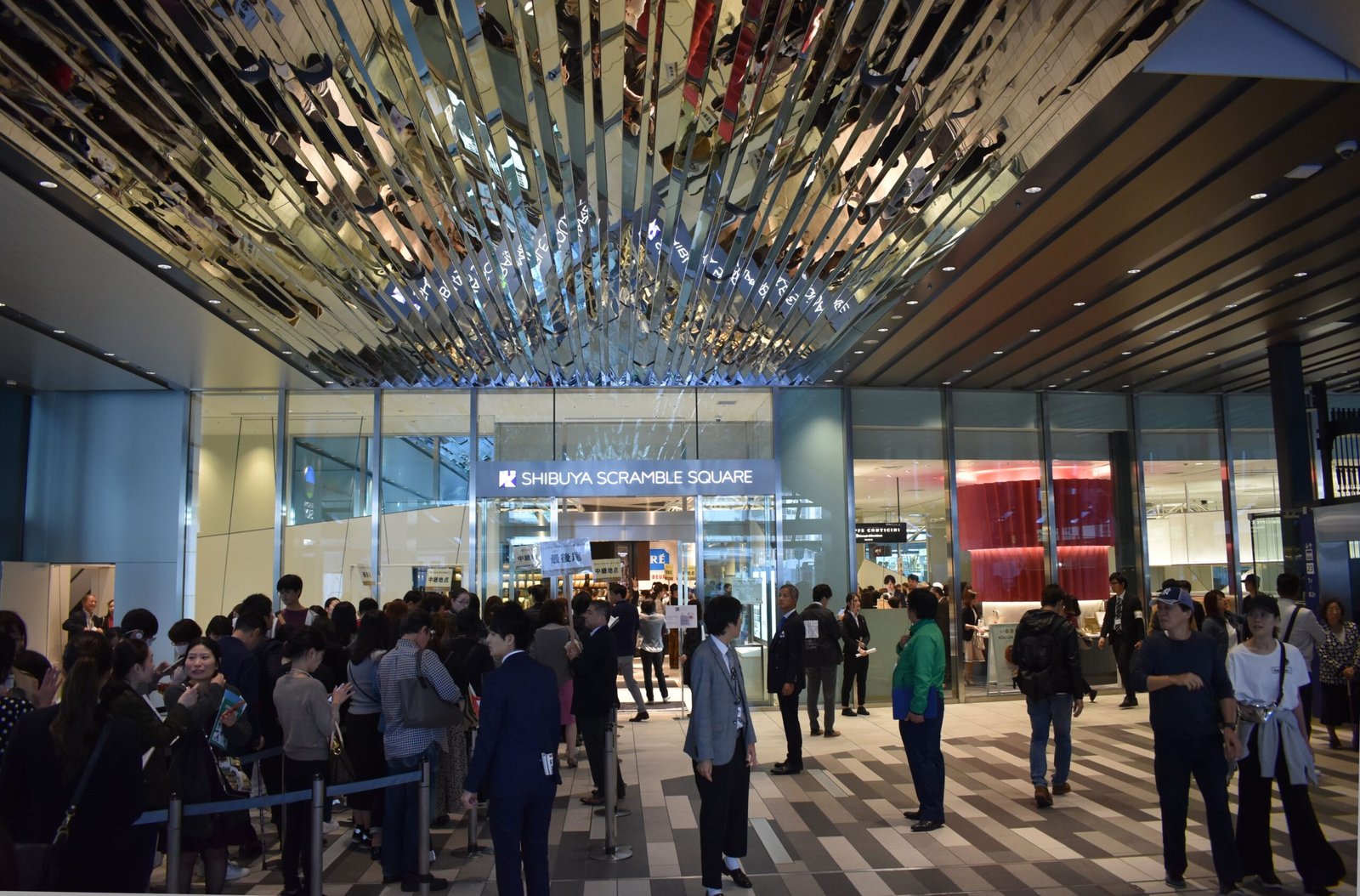 Entrée du Shibuya Scramble Square à Tokyo avec de nombreux visiteurs devant le bâtiment