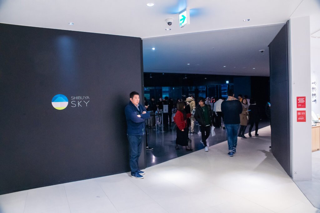 Hall d'entrée du Shibuya Sky au Shibuya Scramble Square de Tokyo avec le logo officiel
